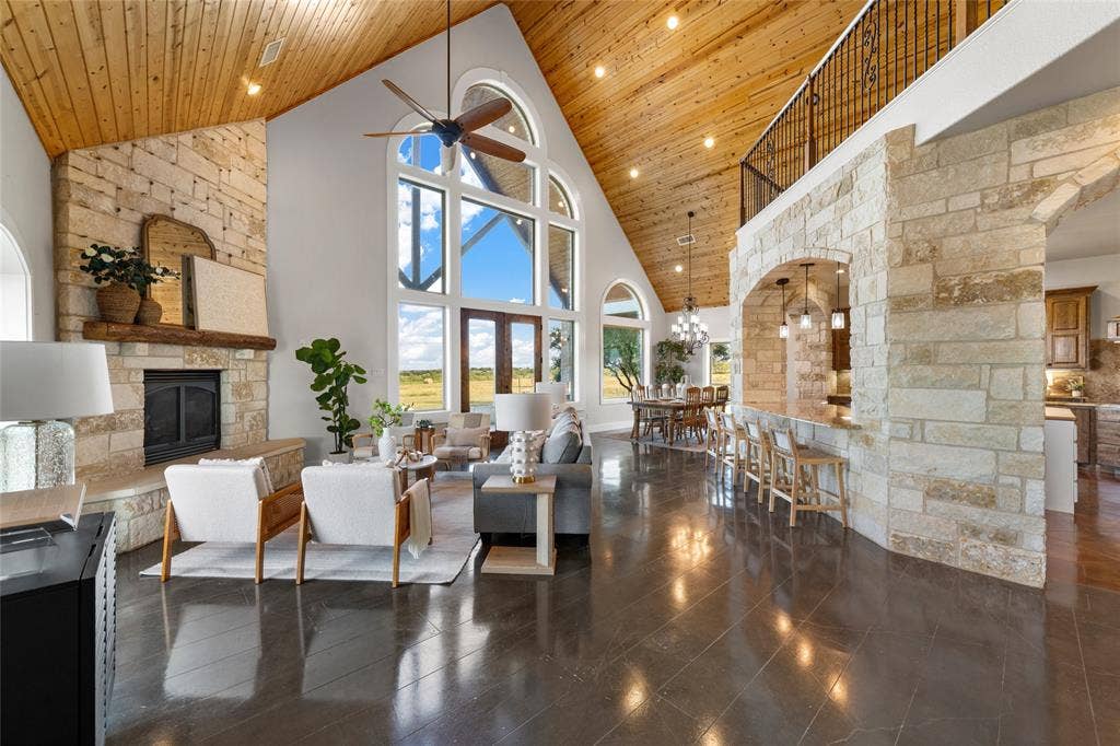 15949 E US Highway 190, Rogers, TX 76569