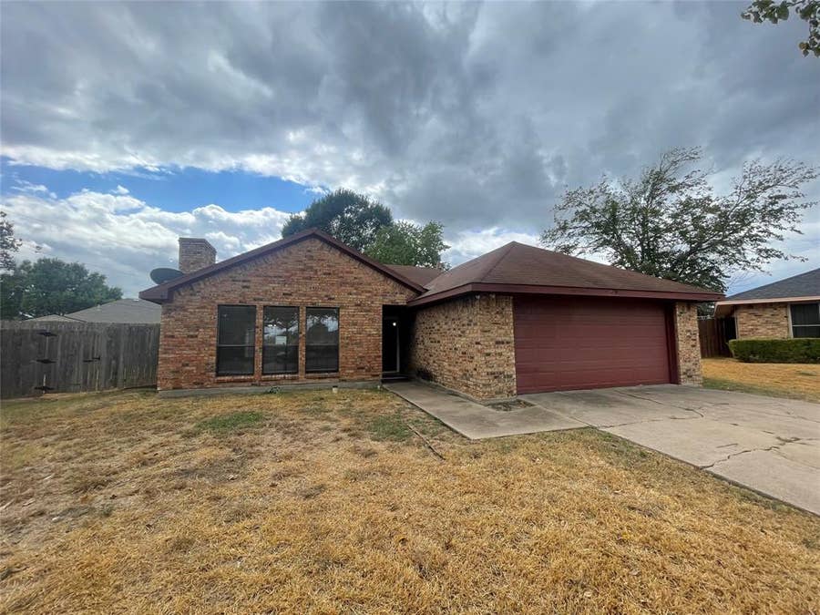 Property photo for 504 W Jay Court, DeSoto, TX