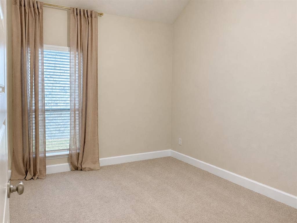 2234 Somercrest Place, Midlothian, TX 76065 Wall-to-wall carpeting, neutral wall color