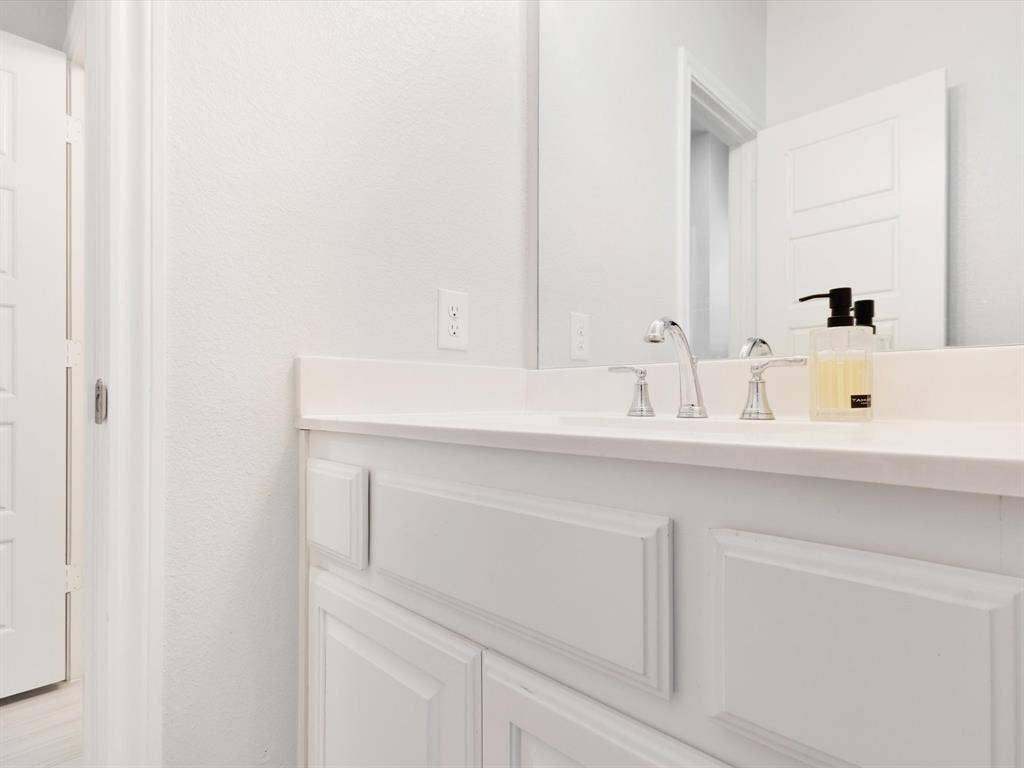 8933 Athens Drive, Denton, TX 76226 Dual Access Bath: 2nd Floor