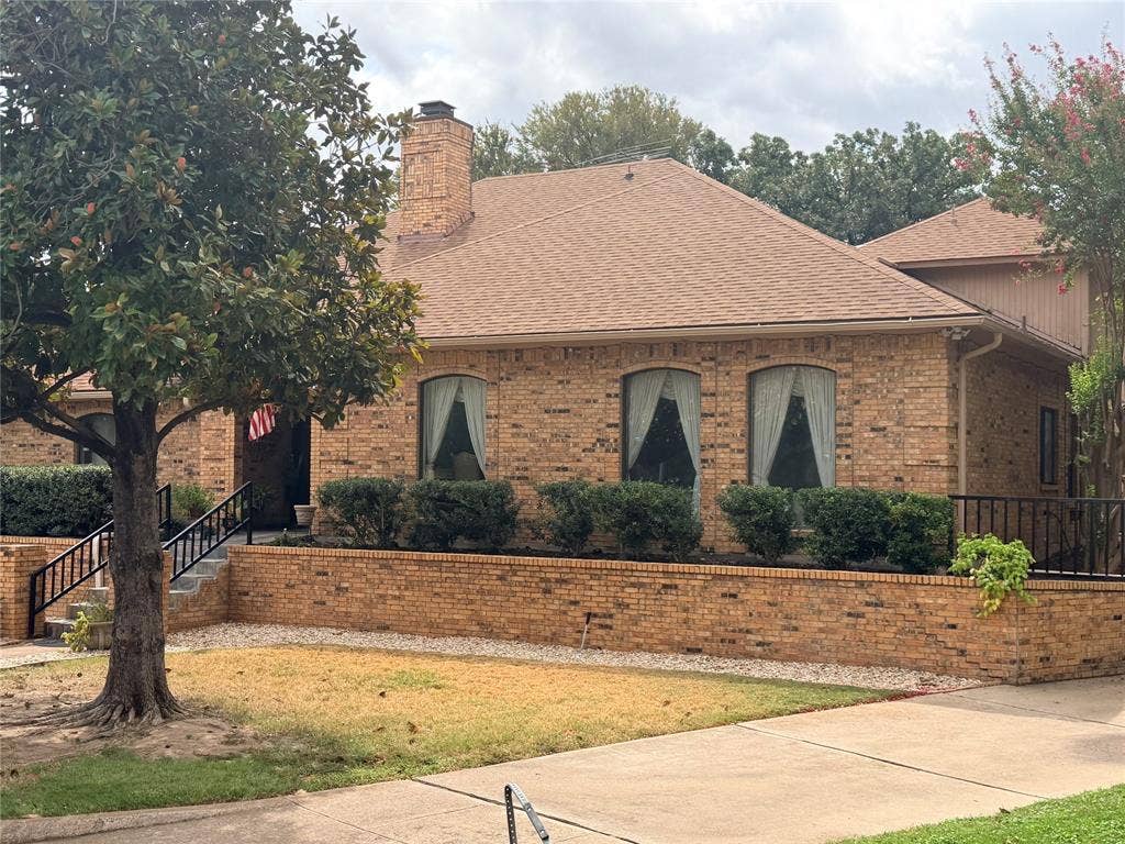 6801 Bellaire Court S, Benbrook, TX 76132 Side driveway from the cul-de-sac to side entry garage