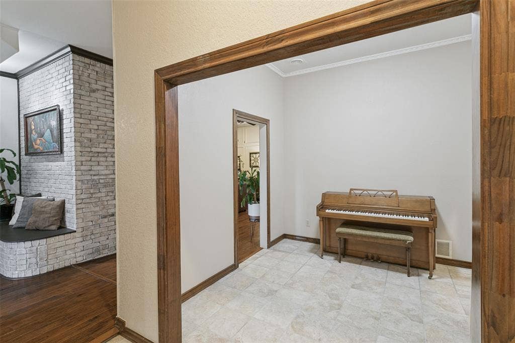 6801 Bellaire Court S, Benbrook, TX 76132 Bonus room could be used as a breakfast area or a variety of other choices