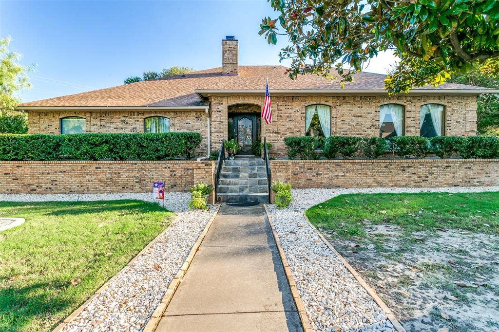 6801 Bellaire Court S, Benbrook, TX 76132 Welcome to 6801 Bellaire Court S!