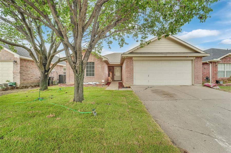 Property photo for 321 Dakota Drive, Arlington, TX