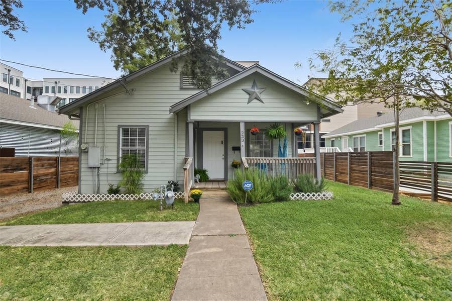 Property photo for 223 W 8th Street, Dallas, TX