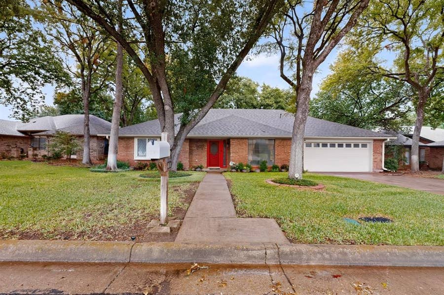 Property photo for 2008 Turf Club Drive, Arlington, TX