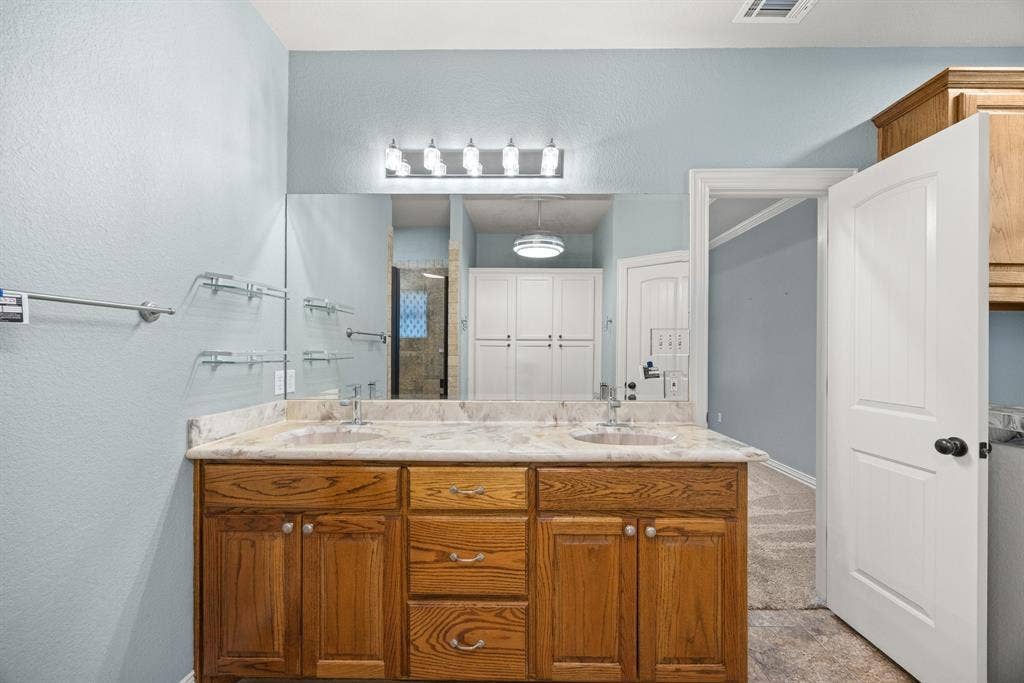 304 Jade Lane, Weatherford, TX 76086 Primary bath