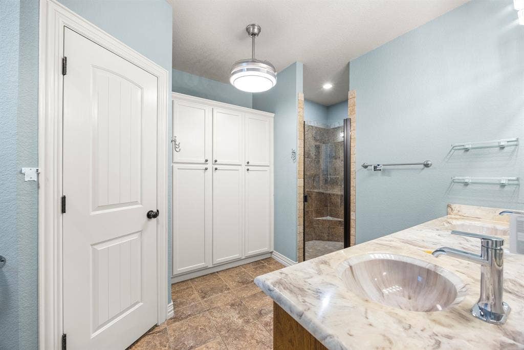 304 Jade Lane, Weatherford, TX 76086 Primary bath