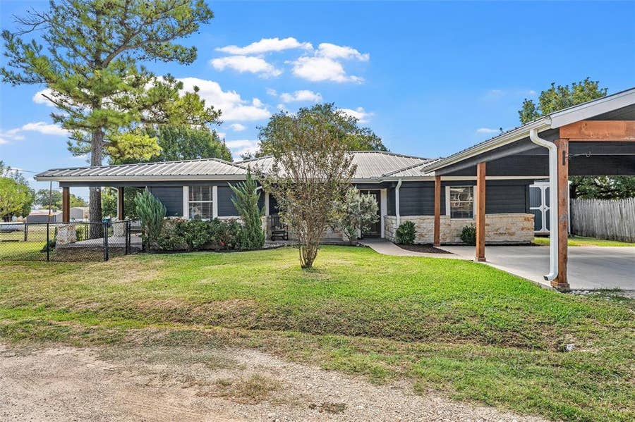 Property photo for 111 N Morgan Street W, Mount Calm, TX