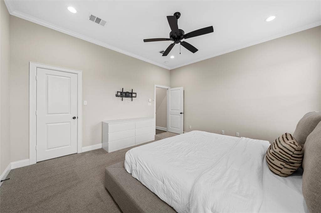 10201 Castleberry Lane, Waco, TX 76712 Vaulted ceiling, crown molding, recessed lighting, ceiling fan, and carpeted flooring