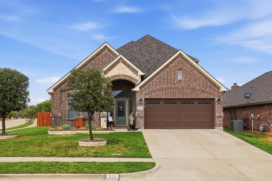 Property photo for 616 Seabourne Drive, Saginaw, TX