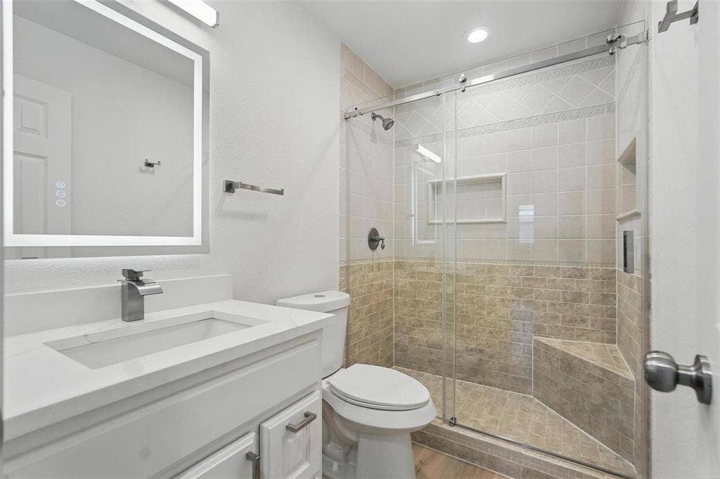 810 Greenhaven Drive, Richardson, TX 75080 Hall Bathroom