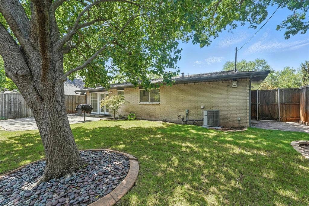 810 Greenhaven Drive, Richardson, TX 75080 Large fenced yard with sprinkler system