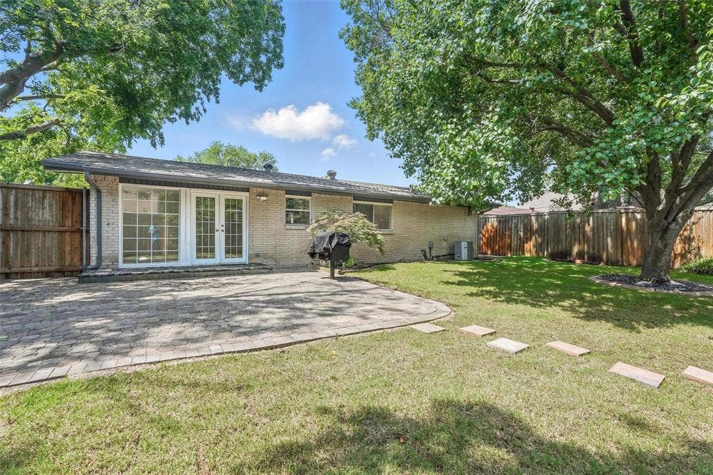 810 Greenhaven Drive, Richardson, TX 75080 Large fenced yard with sprinkler system