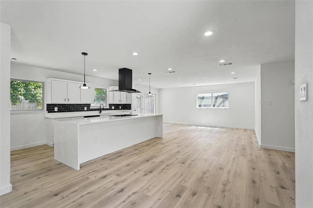 810 Greenhaven Drive, Richardson, TX 75080 810 Greenhaven Drive, Richardson, TX 75080