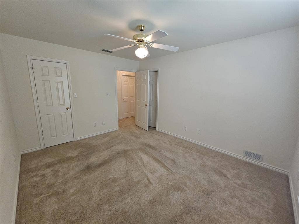 1521 Rice Road, #Z-101, Tyler, TX 75703 Neutral-toned carpet flooring and light-colored walls
