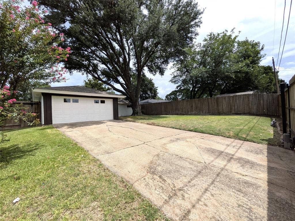 1400 Oakhill Drive, Plano, TX 75075 1400 Oakhill Drive, Plano, TX 75075