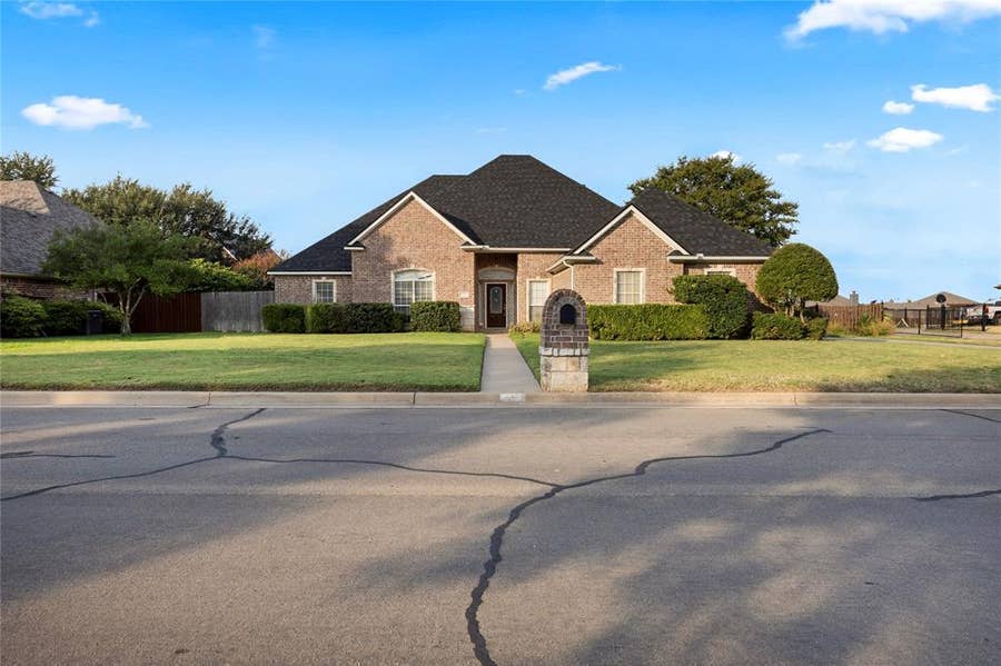 Property photo for 706 Meadowview, Cleburne, TX