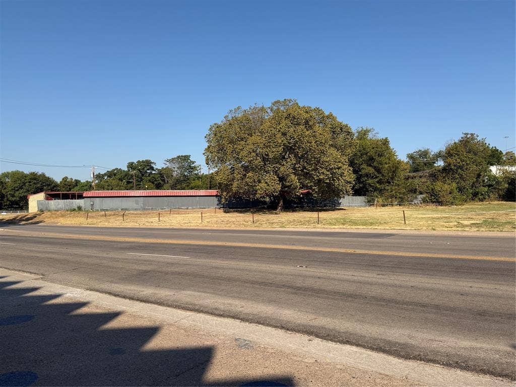 935 E Clarendon Drive, Dallas, TX 75203 935 E Clarendon Drive, Dallas, TX 75203