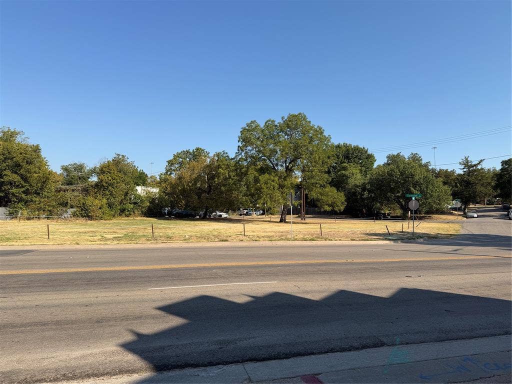 935 E Clarendon Drive, Dallas, TX 75203 935 E Clarendon Drive, Dallas, TX 75203