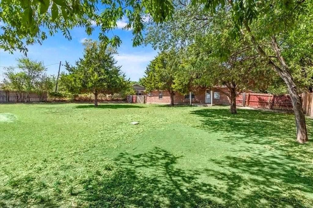 706 Rolling Hills Drive, Hewitt, TX 76643