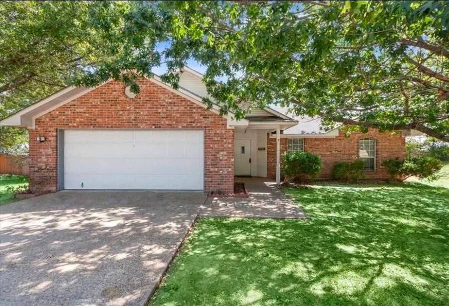 Property photo for 706 Rolling Hills Drive, Hewitt, TX