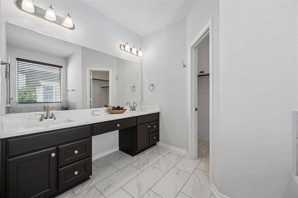 1409 Ellis Lane, Aubrey, TX 76227 Primary Ensuite Bathroom