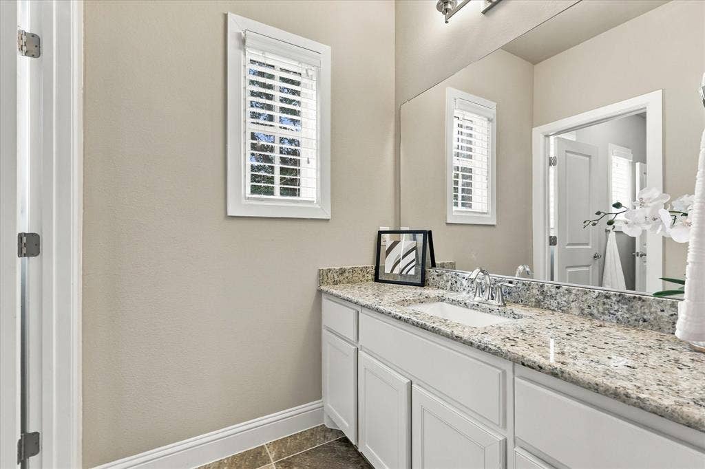 6200 Corsica Way, Plano, TX 75024 Jack and Jill bathroom with granite counters