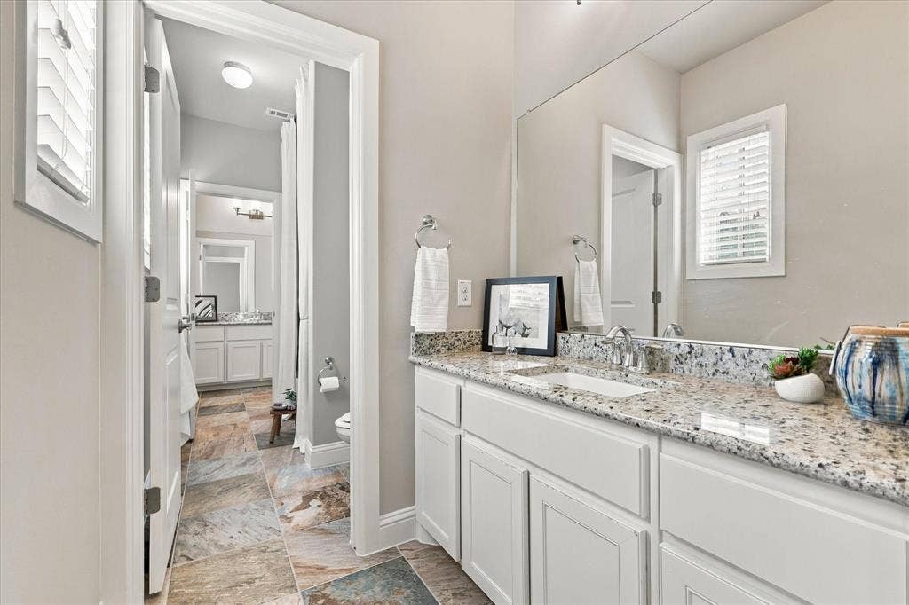 6200 Corsica Way, Plano, TX 75024 Jack and Jill bathroom with granite counters