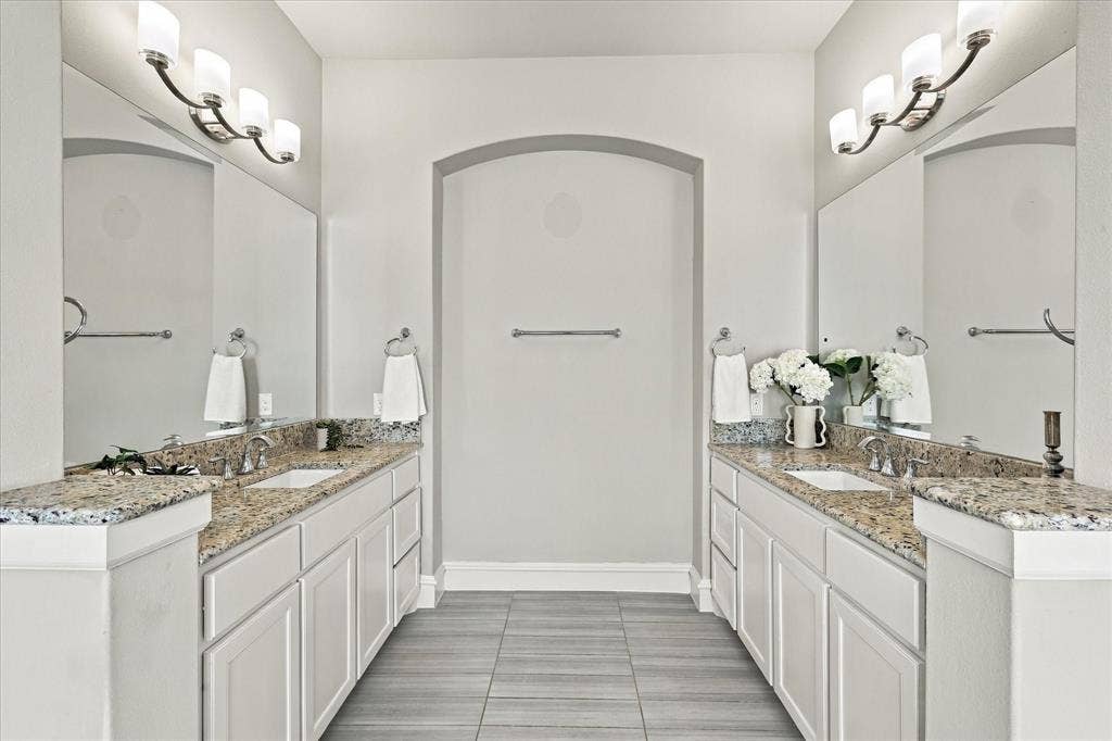 6200 Corsica Way, Plano, TX 75024 Separate vanities