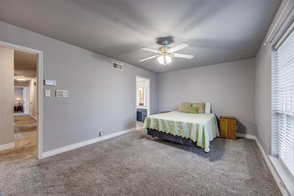 6401 Stonewall Street, Greenville, TX 75402 Wall-to-wall carpeting and neutral gray walls