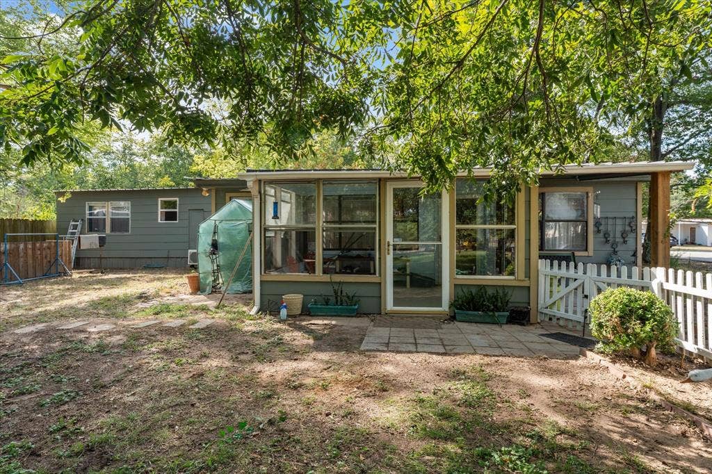718 Suncrest Drive, Tool, TX 75143 718 Suncrest Drive, Tool, TX 75143