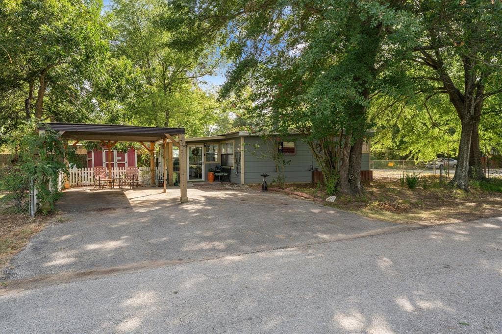 718 Suncrest Drive, Tool, TX 75143 718 Suncrest Drive, Tool, TX 75143