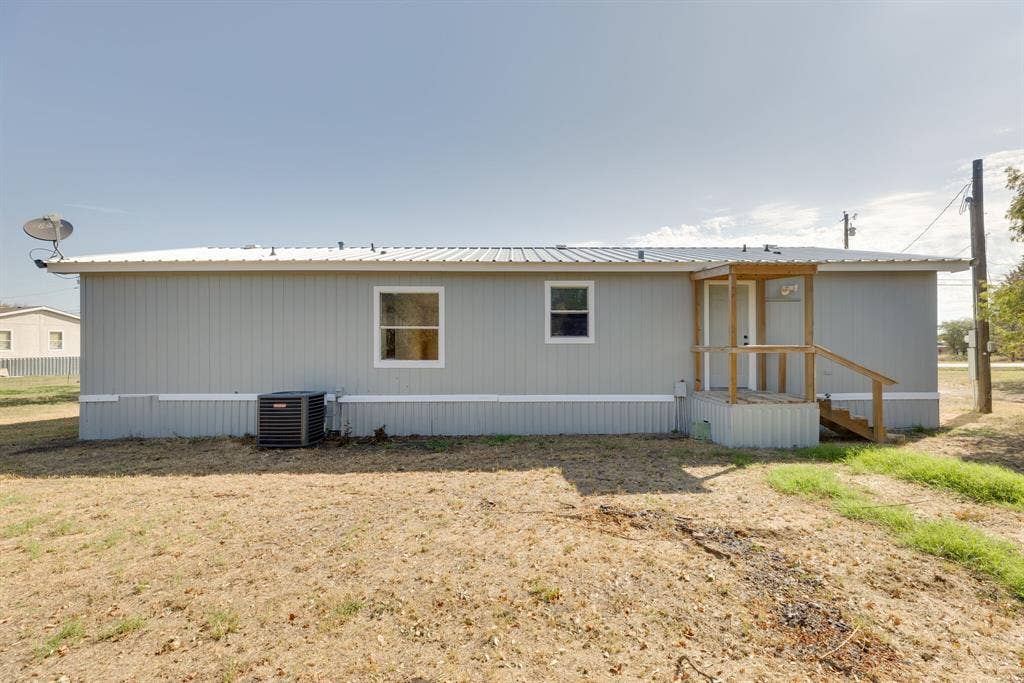 143 Summit Ridge Lane, Springtown, TX 76082 Light grey siding exterior with a metal roof