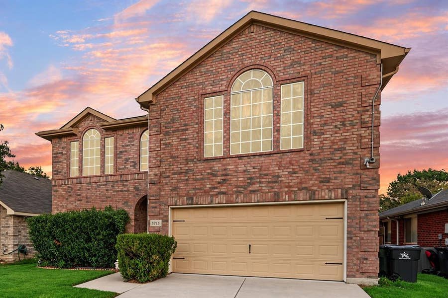 Property photo for 5715 Creekhollow Drive, Arlington, TX