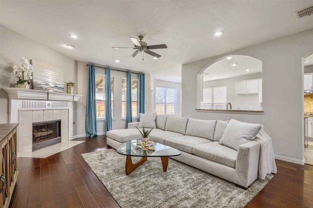 8121 Fountain Springs Drive, Plano, TX 75025 8121 Fountain Springs Drive, Plano, TX 75025