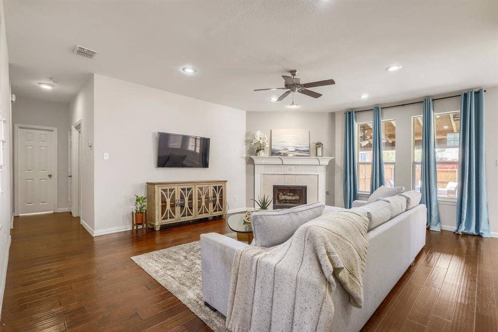 8121 Fountain Springs Drive, Plano, TX 75025 8121 Fountain Springs Drive, Plano, TX 75025