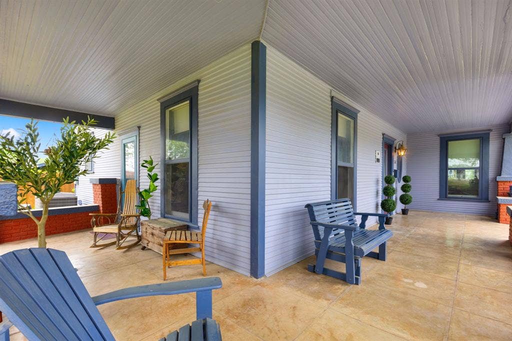 1102 S College Street, Brady, TX 76825