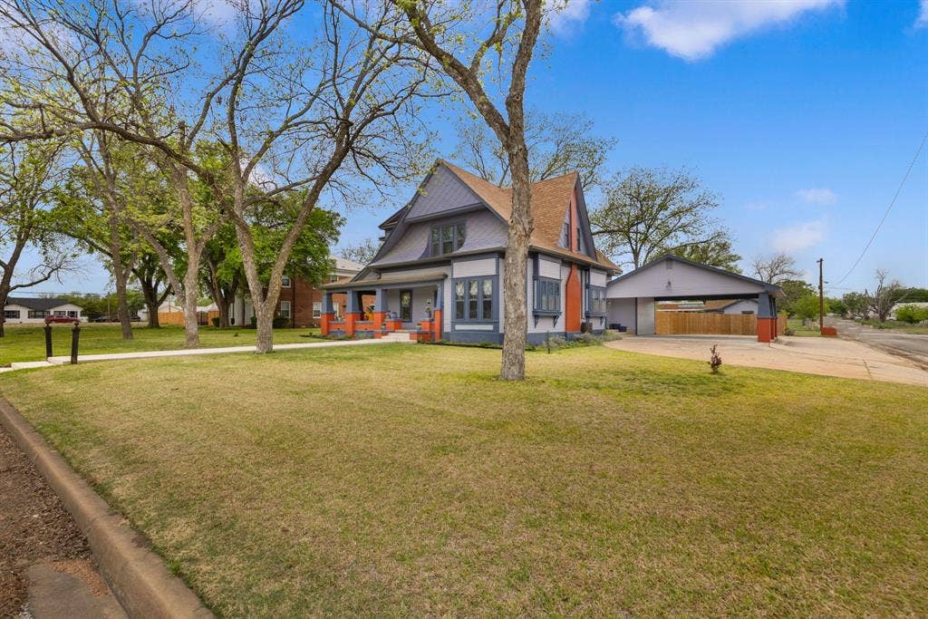 1102 S College Street, Brady, TX 76825