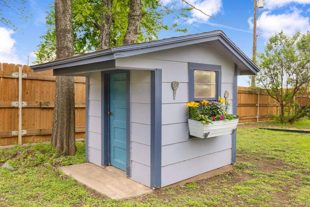1102 S College Street, Brady, TX 76825