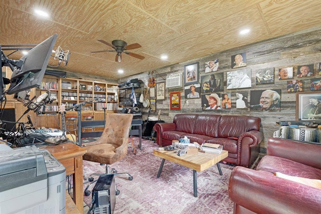 1102 S College Street, Brady, TX 76825