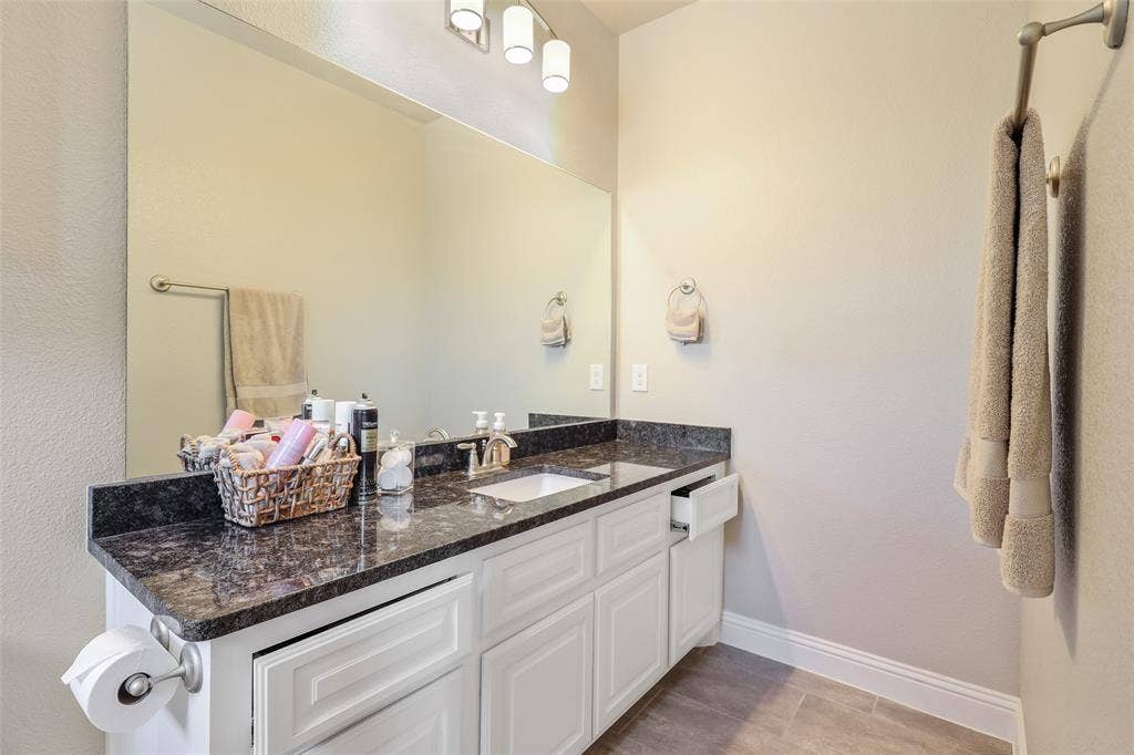 1800 Shavano Way, Prosper, TX 75078 Upstairs private bath #4