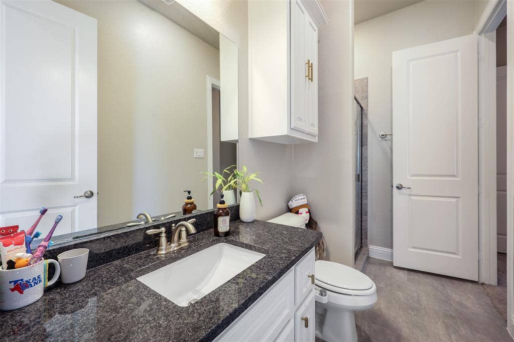 1800 Shavano Way, Prosper, TX 75078 Downstairs full bath #2