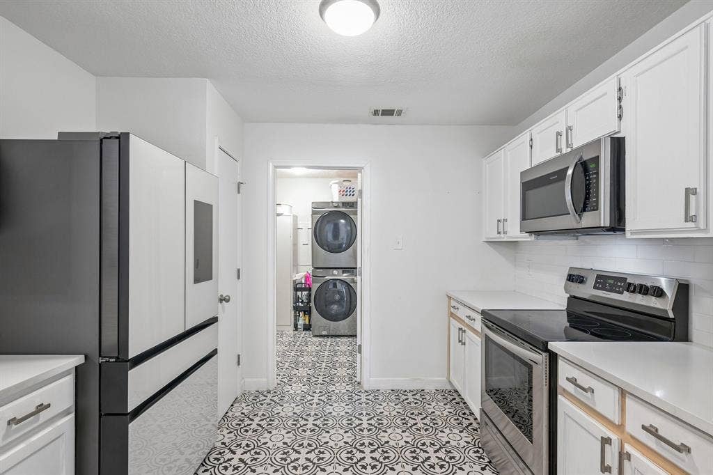 322 Valley Spring Drive, Arlington, TX 76018 Updated kitchen with decorative tile floors