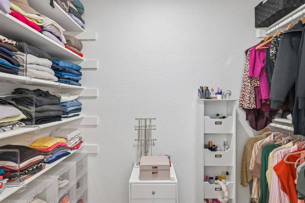 322 Valley Spring Drive, Arlington, TX 76018 Primary bedroom closet