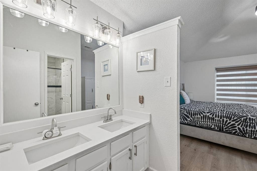 322 Valley Spring Drive, Arlington, TX 76018 Vanity in primary bath