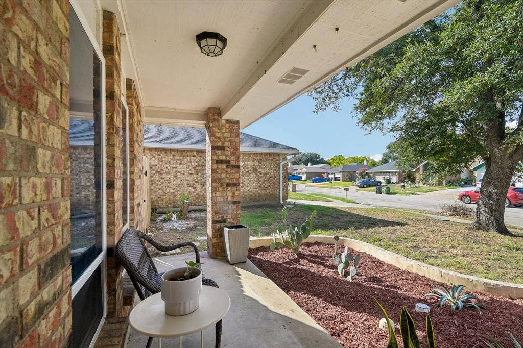 322 Valley Spring Drive, Arlington, TX 76018 Front Porch sitting area