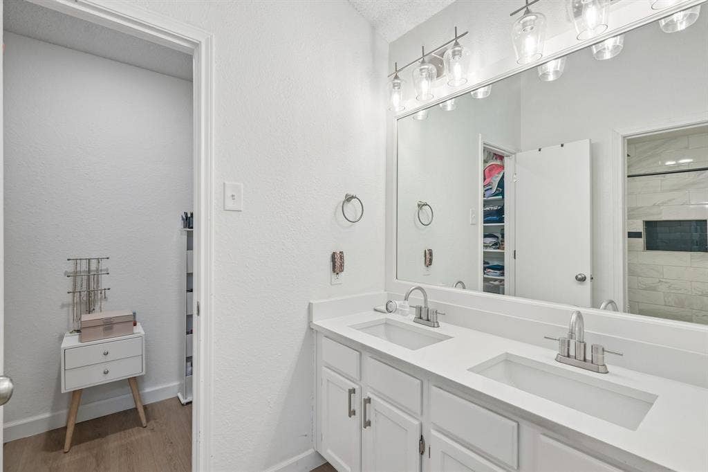 322 Valley Spring Drive, Arlington, TX 76018 Updated vanity and lighting in primary bath