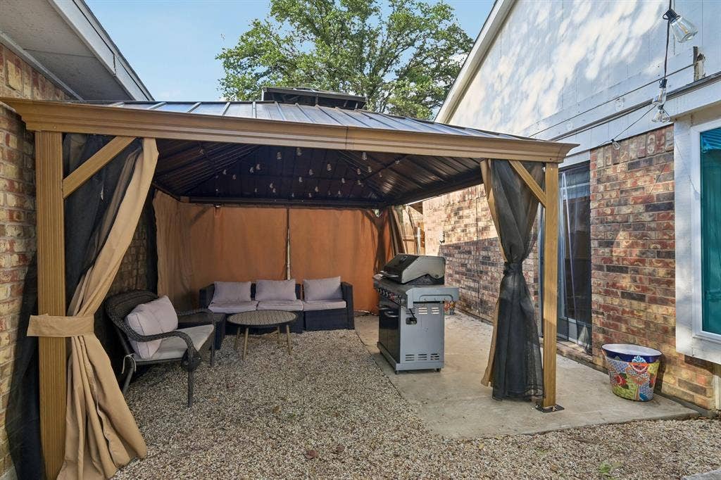 322 Valley Spring Drive, Arlington, TX 76018 Side yard with Pergola that will remain with the home
