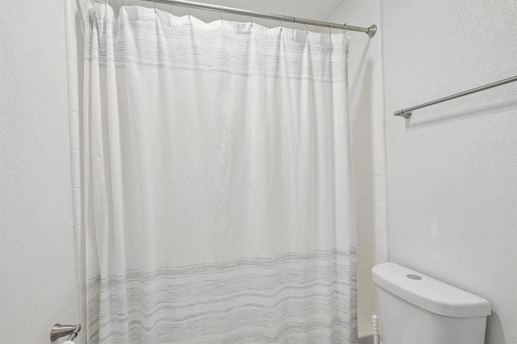 322 Valley Spring Drive, Arlington, TX 76018 Guest Bath